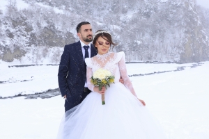 Brautpaar mit verschneitem Hintergrund