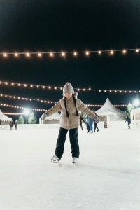 Eislaufendes Mädchen im Winter