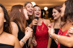 Alle singen mit bei deutschsprachigen Hochzeitslieder!