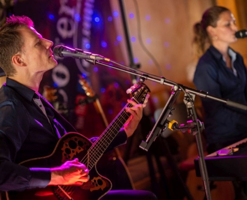 Musikduo bei einer kleinen Hochzeit